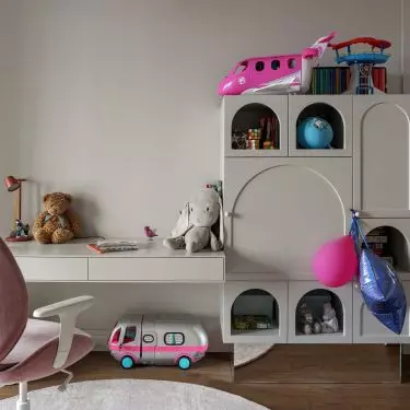 The theme of arches is repeated in the furnishings of the room