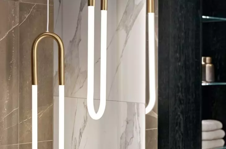 The light fixtures are the real decoration of this arrangement