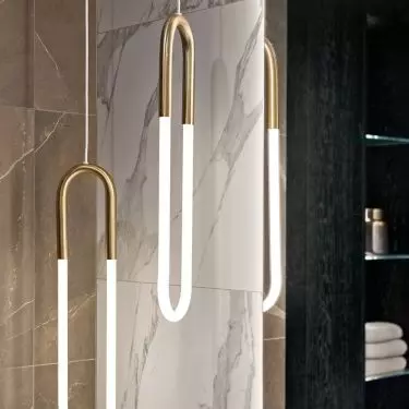 The light fixtures are the real decoration of this arrangement