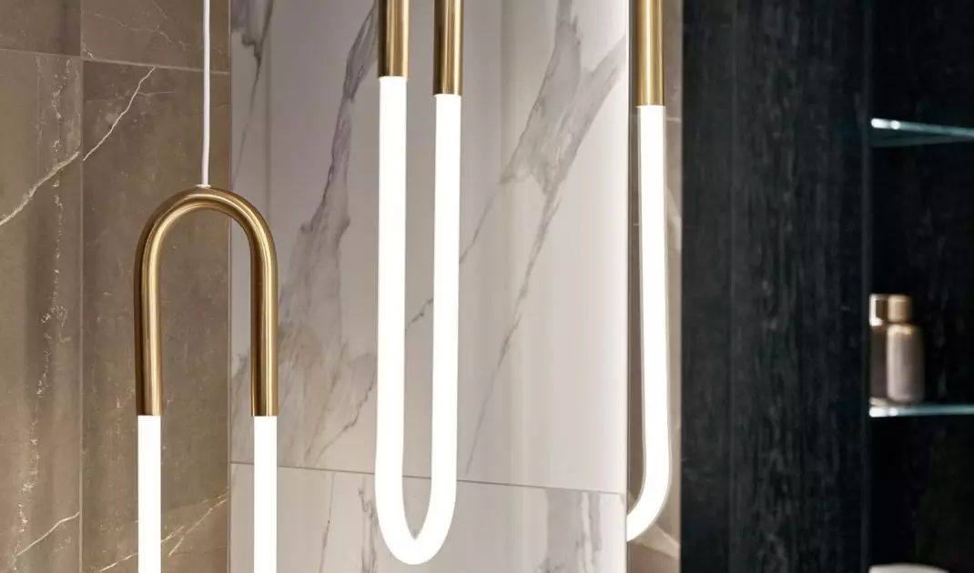 The light fixtures are the real decoration of this arrangement