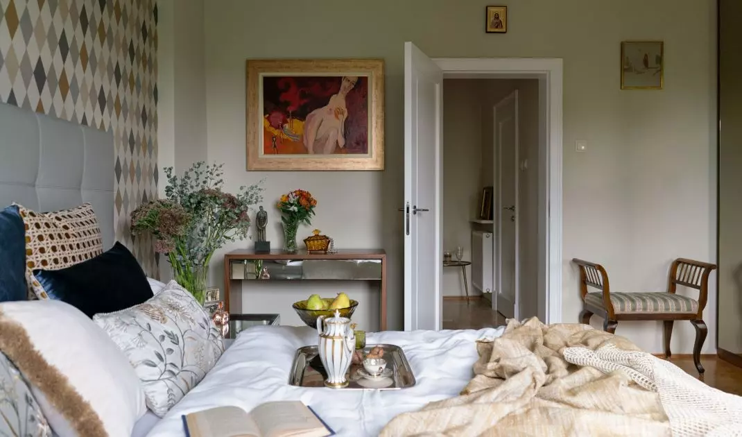 Above the dressing table we can admire a painting by Tarnów artist Renata Stadler