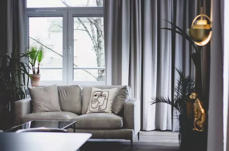 The arrangement in shades of gray, black and brown has a masculine character