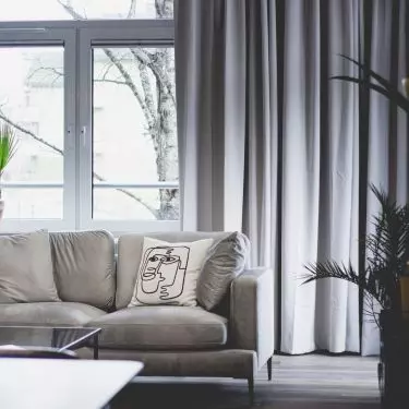 The arrangement in shades of gray, black and brown has a masculine character