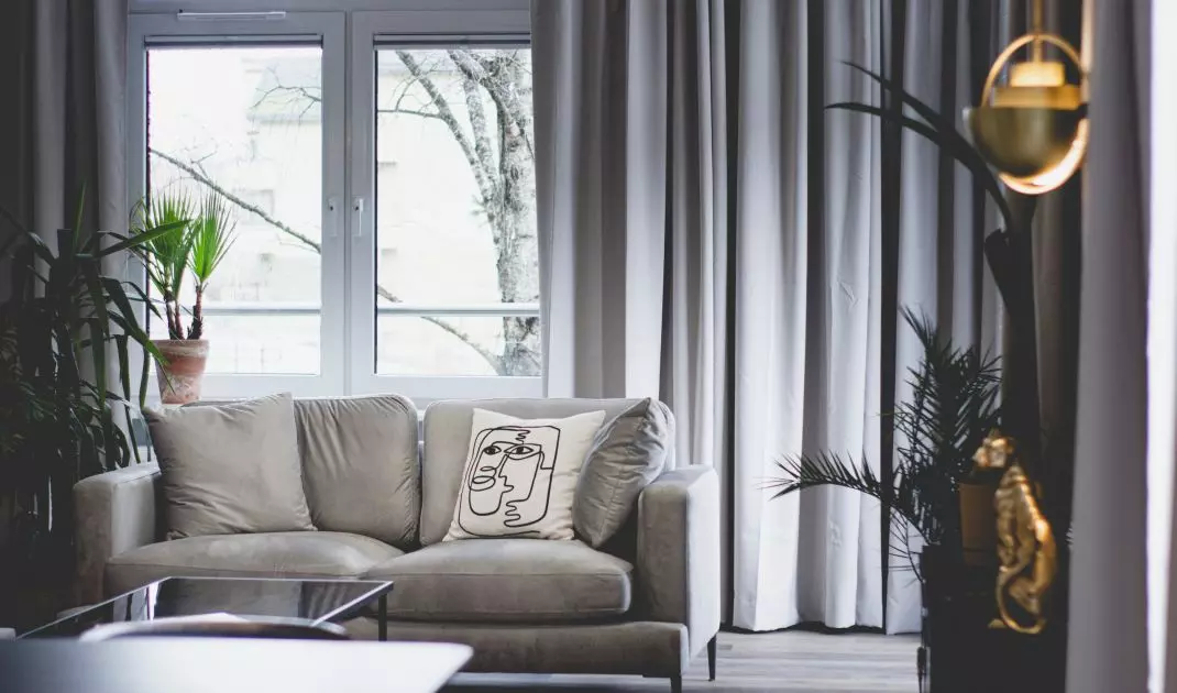 The arrangement in shades of gray, black and brown has a masculine character
