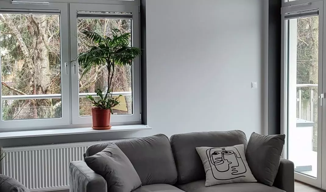 Meble wypoczynkowe zostały ułożone w taki sposób, aby salon był otwarty na resztę strefy dziennej