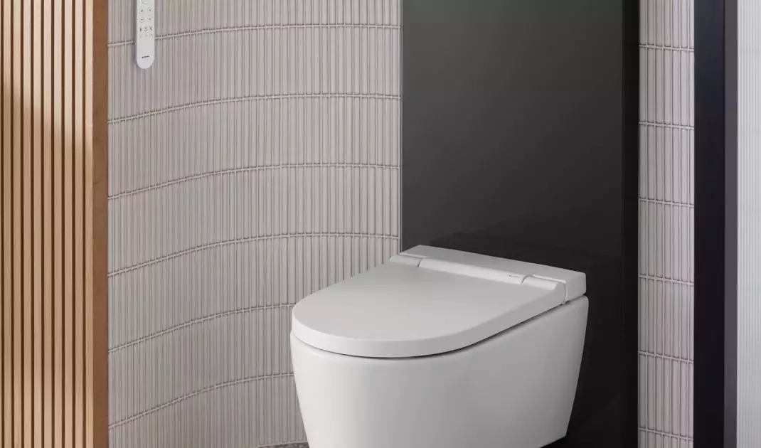 The washing toilet can be equipped with additional features such as odor removal, a heated seat with temperature control or an orientation light