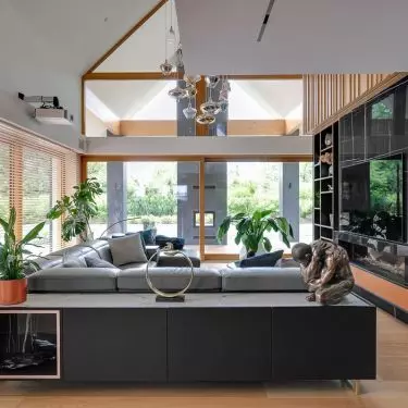 Large glazing allows you to admire the beautiful surroundings