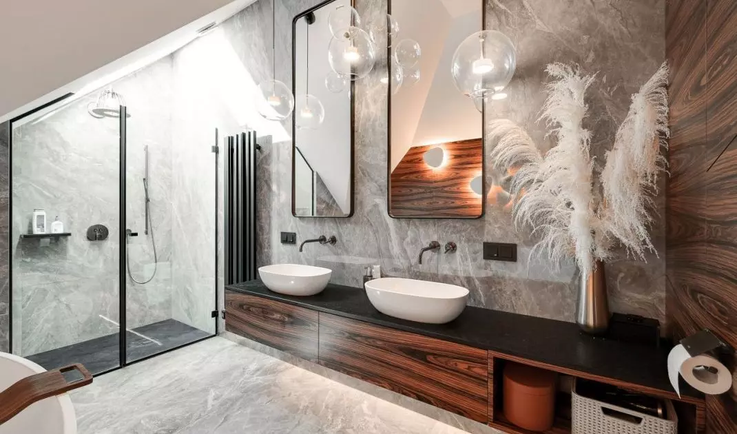 In the main bathroom, the architects used American walnut veneer