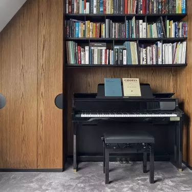 In the niche you can place an instrument and bookshelves