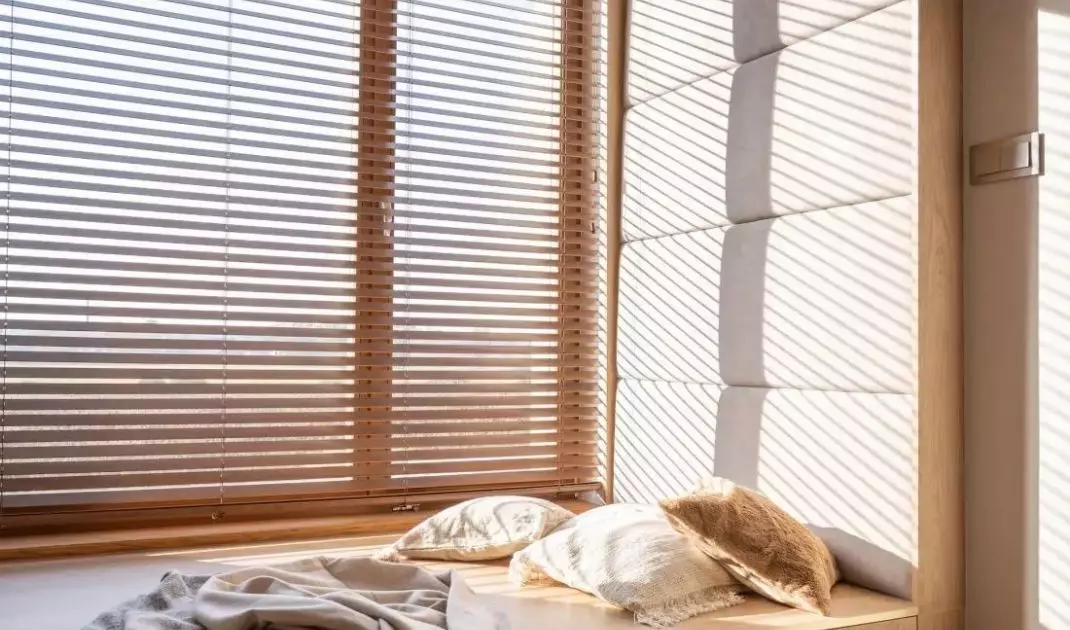 Wnęka pod oknem to świetne miejsce na wygodne siedzisko
