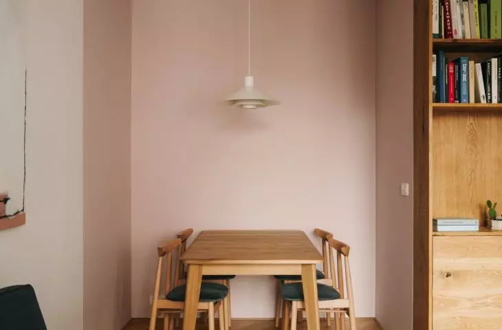A recess in the wall can be used to create a dining nook