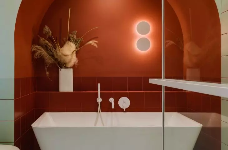 Highlight the space with the bathtub to further emphasize the zoning of the bathroom
