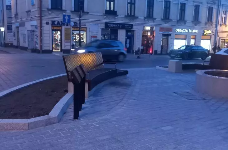 z woonerfem na skrzyżowaniu ulicy Krakowskiej i Nowy Świat w Tarnowie jest jeden problem, nie jest woonerfem