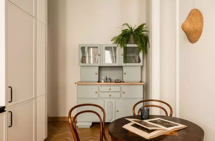 The interior is filled with furniture with history. One of them is a blue sideboard from the 1950s.