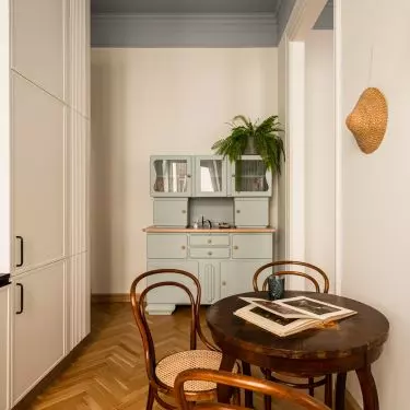 The interior is filled with furniture with history. One of them is a blue sideboard from the 1950s.