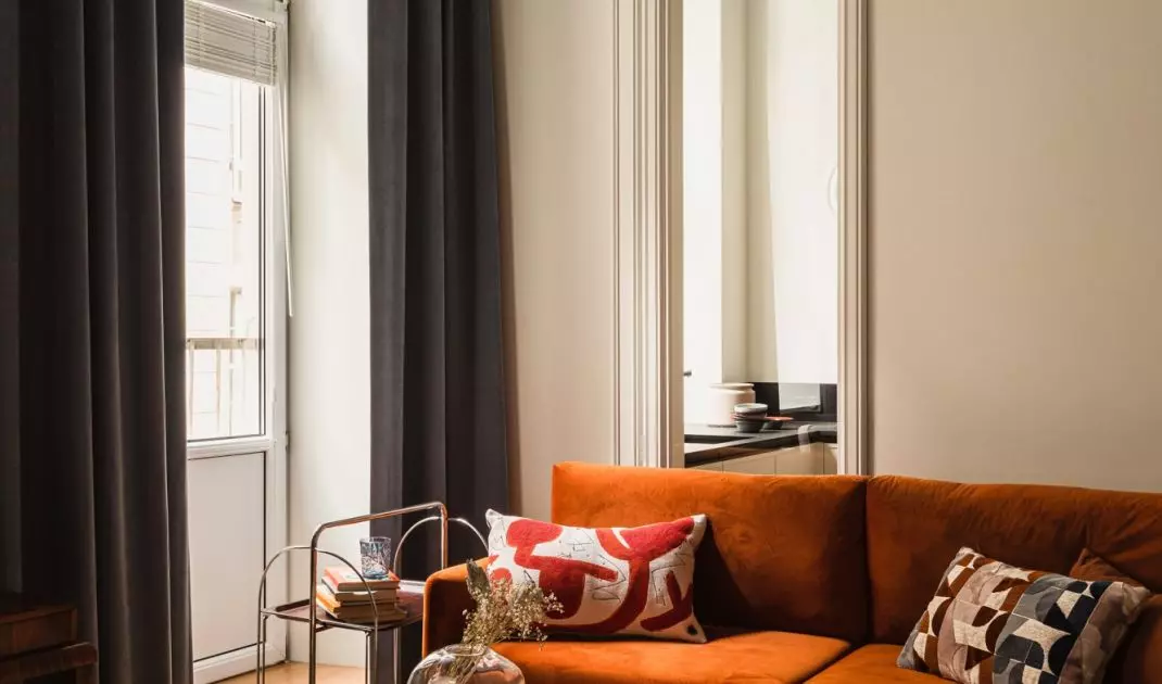 The kitchen is separated from the lounge area by a vertical window