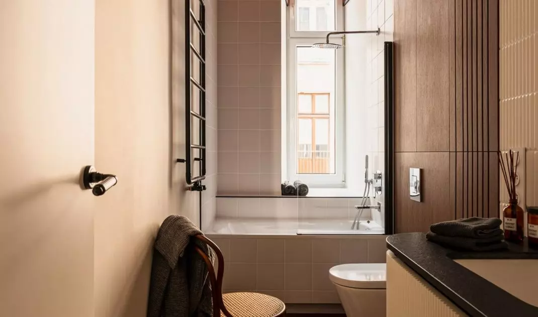 Architektkom udało się zmieścić  w niewielkiej łazience zarówno wannę jak i umywalkę