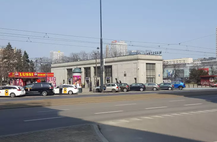 Stacja Warszawa Śródmieście i budka Lussi