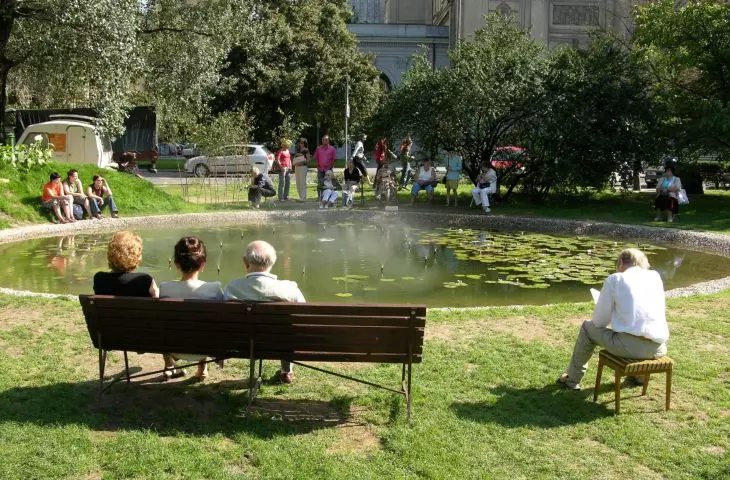 Dotleniacz, instalacja Joanny Rajkowskiej, na placu Grzybowskim w Warszawie