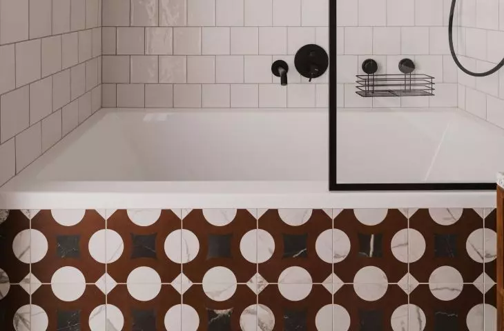 A bathtub screen allows you to both take a shower and enjoy a bath