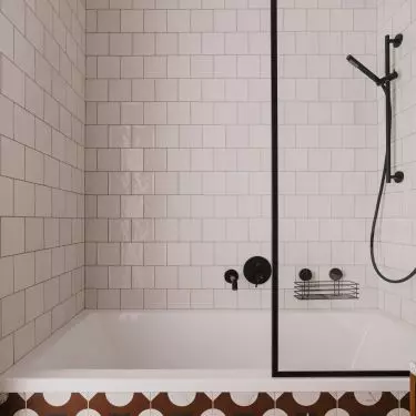 A bathtub screen allows you to both take a shower and enjoy a bath