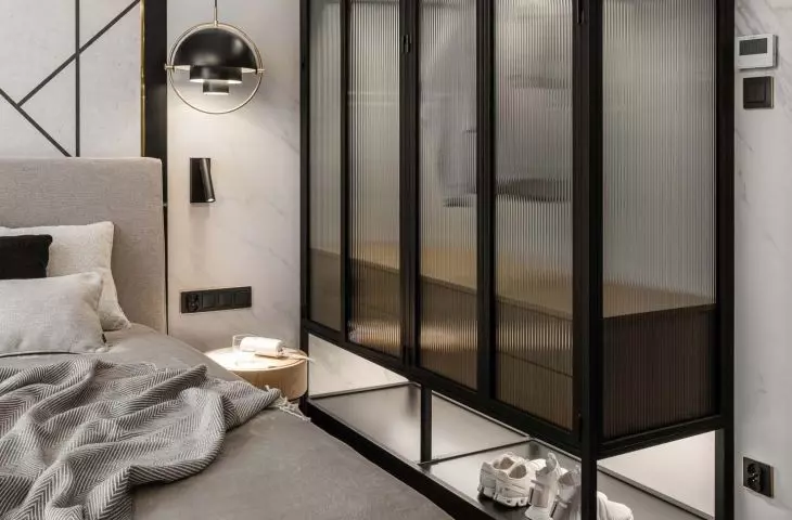Ornamental glass and LED backlighting turn the closet into a bedroom decoration