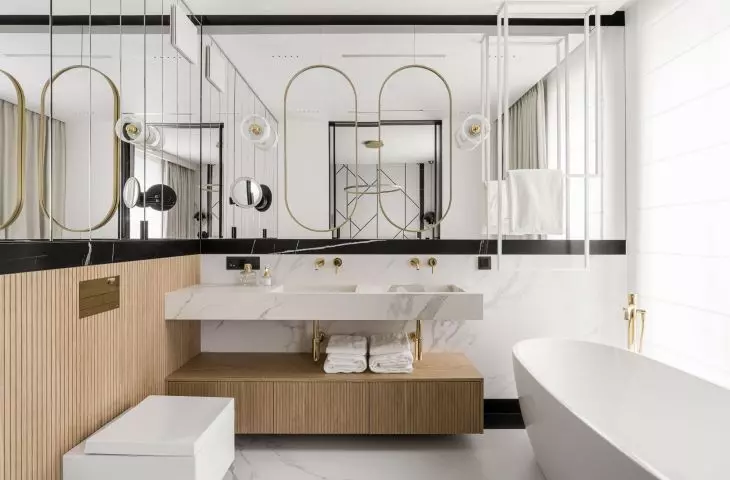 A light color palette with the addition of wood makes the interior bright and cozy