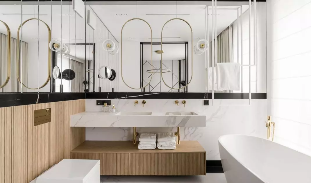 A light color palette with the addition of wood makes the interior bright and cozy