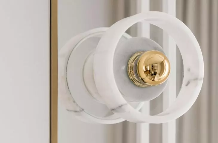 Gold accessories add a luxurious touch to the arrangement