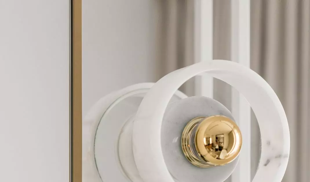 Gold accessories add a luxurious touch to the arrangement