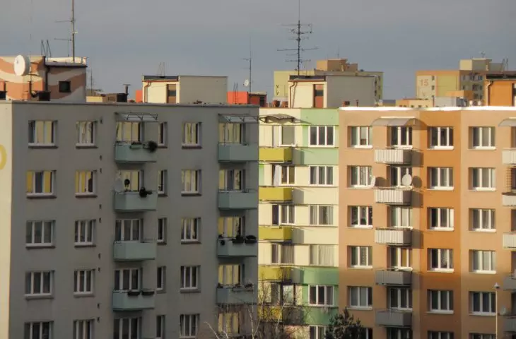 w planowaniu często do głosu dochodzą resentymenty i wspomnienia czasów PRL-u, w których demiurg-urbanista planował ogromne osiedla, a państwo budowało je na wywłaszczonych terenach 