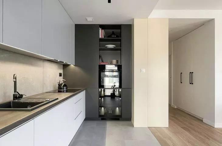 In the kitchenette, the architects used a combination of white and dark gray