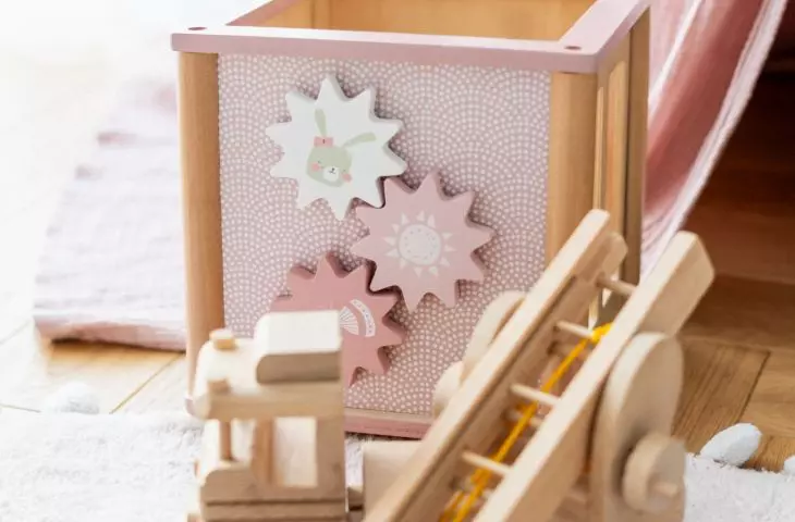 The owners wanted the arrangement to be subdued due to the large number of toys in the room