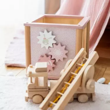 The owners wanted the arrangement to be subdued due to the large number of toys in the room
