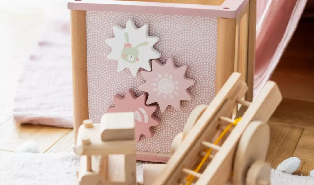 The owners wanted the arrangement to be subdued due to the large number of toys in the room