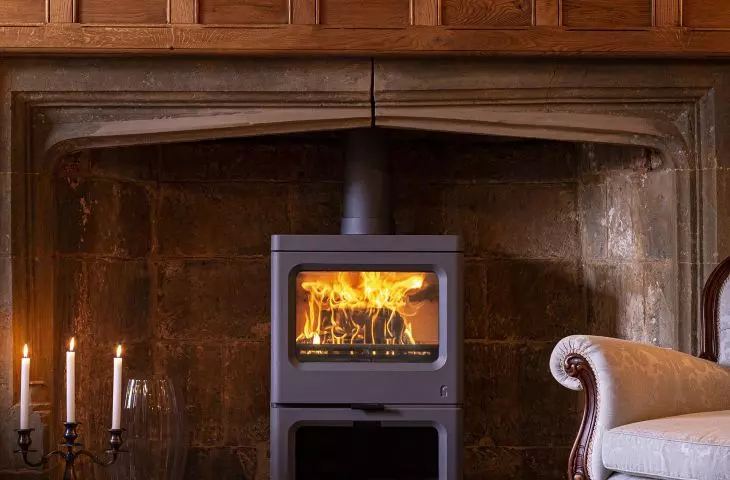 Skye 7 stove with frame in black