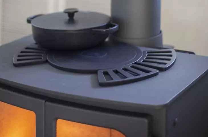 Island I stove in black with cast iron cooking plate