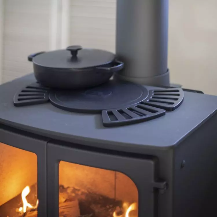 Island I stove in black with cast iron cooking plate
