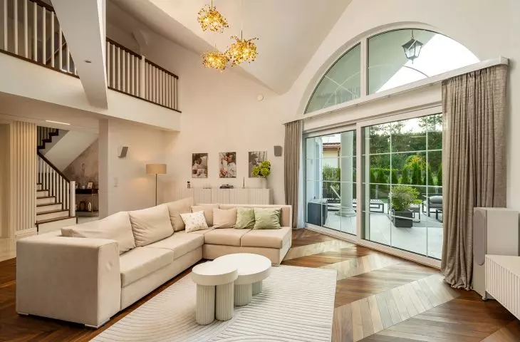 Large-scale glazing in the living room is a trend that will never go out of style