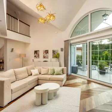 Large-scale glazing in the living room is a trend that will never go out of style