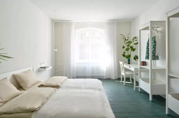 The basis of the arrangement is white, which illuminates and optically enlarges the space
