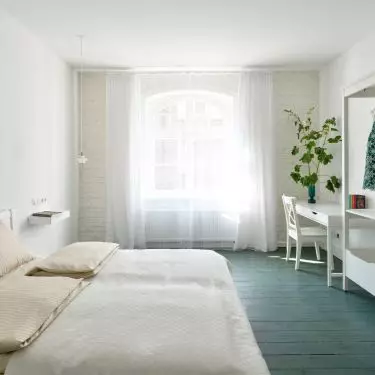 The basis of the arrangement is white, which illuminates and optically enlarges the space
