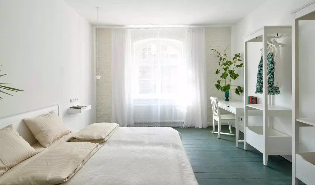 The basis of the arrangement is white, which illuminates and optically enlarges the space