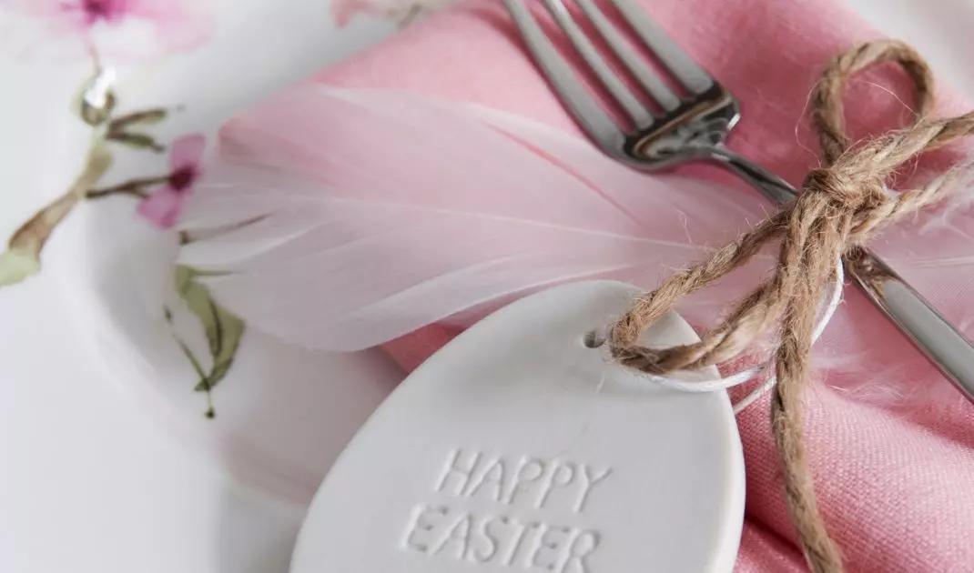 Pastel pink is great for a romantic table setting