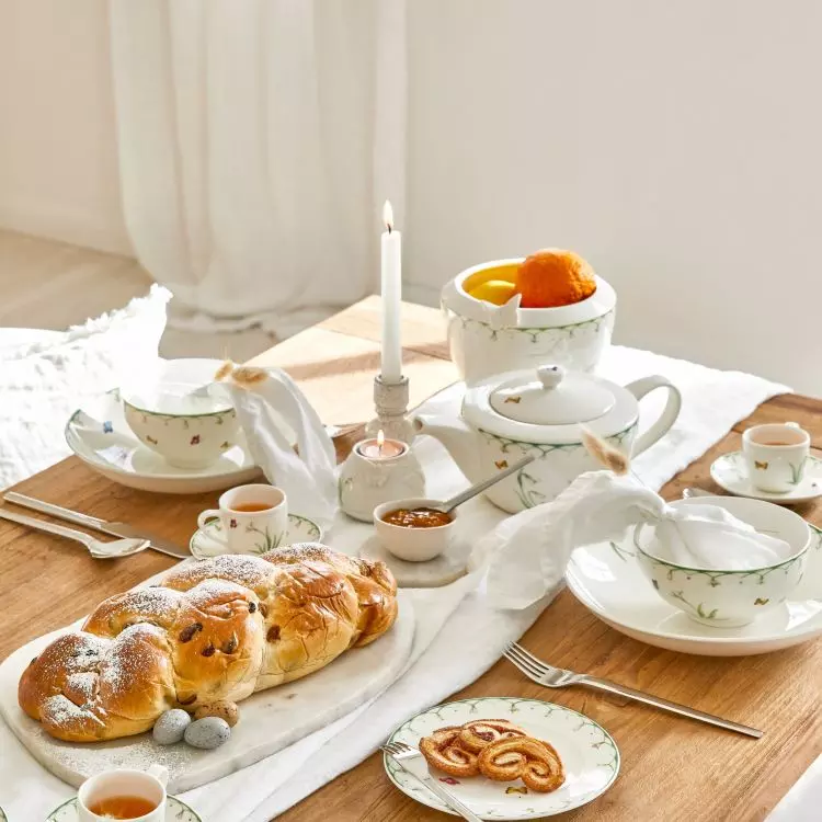 Tableware with a delicate floral pattern will create an idyllic atmosphere