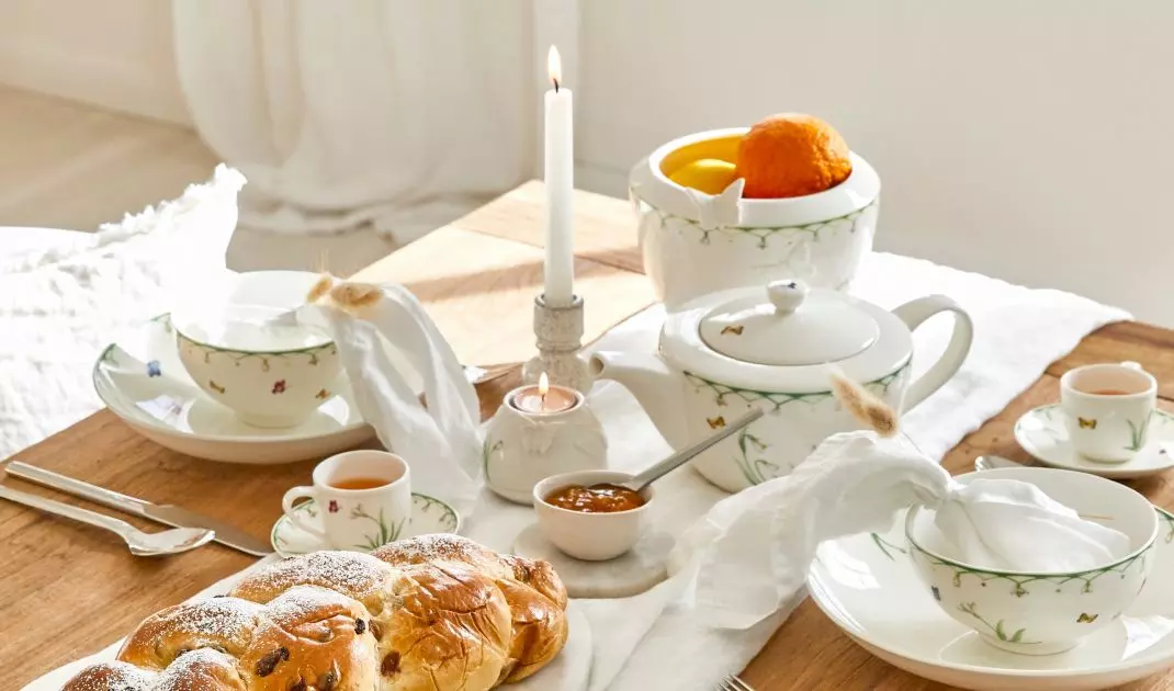 Tableware with a delicate floral pattern will create an idyllic atmosphere