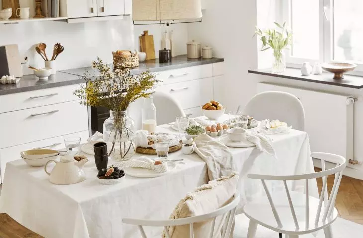White and natural materials are the perfect base for an Easter table arrangement