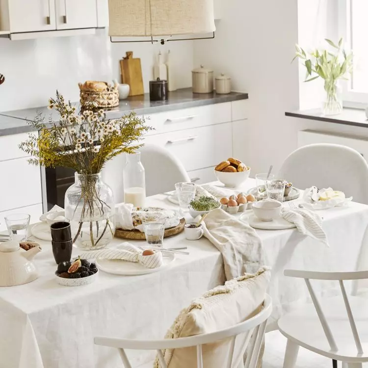 White and natural materials are the perfect base for an Easter table arrangement
