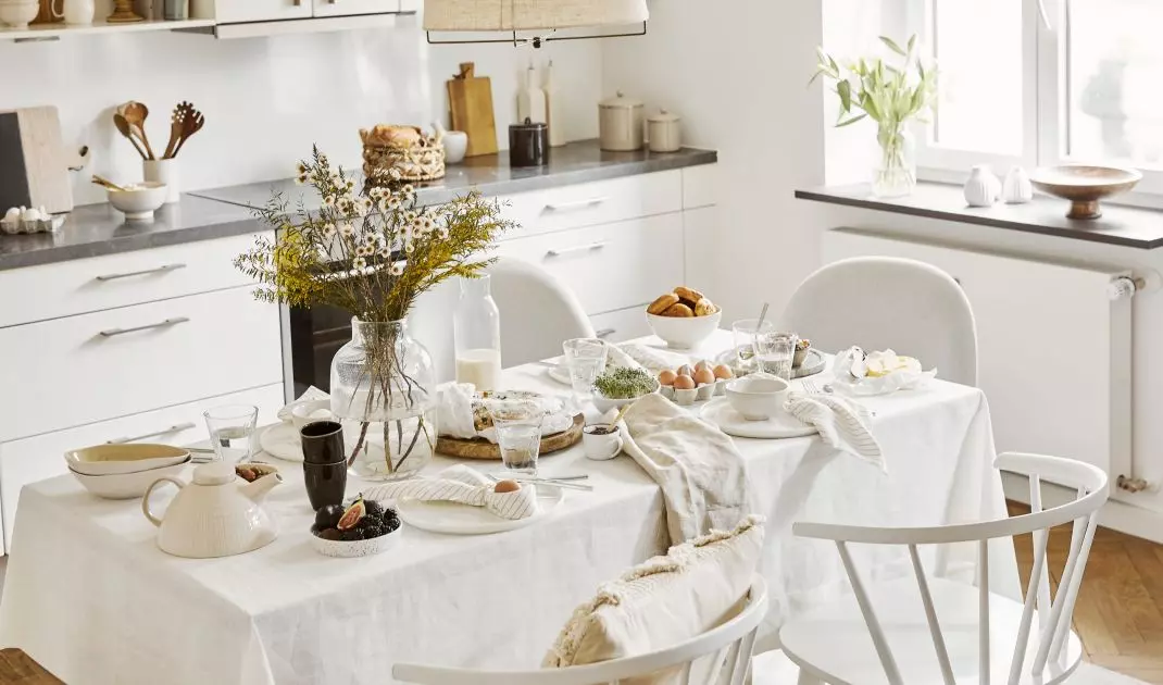 White and natural materials are the perfect base for an Easter table arrangement