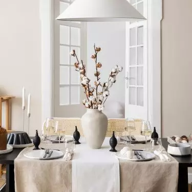 Stół w stylu skandynawskim doskonale dopasuje się do współczesnych wnętrz